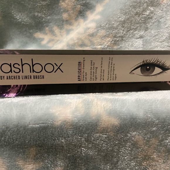 Smashbox Arched Eyeliner & Eye Shadow Brush Duo - Picture 8 of 13